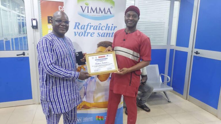 Bobo-Dioulasso, le 23 juillet 2024. L’Association Woka-Kuma est allée témoigner sa reconnaissance à la société TWELLIUM INDUSTRIES pour l’intérêt et l’appui dont elle a su faire montre lors de la cérémonie de récompense des femmes admises à l’examen de fin de formation en alphabétisation.  Ces femmes en majorité des déplacées internes ont fréquenté avec beaucoup d’intérêt le centre d’alphabétisation de kiri et ont obtenu un taux de succès de 80% à l’examen.  Le centre d’alphabétisation de Kiri est une initiative de l’association Woka-Kuma au profit des personnes âgées. Il a été créé le 1re novembre 2023.