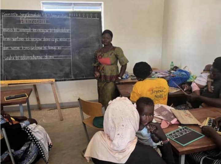 Bobo-Dioulasso, le 23 juillet 2024. L’Association Woka-Kuma est allée témoigner sa reconnaissance à la société TWELLIUM INDUSTRIES pour l’intérêt et l’appui dont elle a su faire montre lors de la cérémonie de récompense des femmes admises à l’examen de fin de formation en alphabétisation.  Ces femmes en majorité des déplacées internes ont fréquenté avec beaucoup d’intérêt le centre d’alphabétisation de kiri et ont obtenu un taux de succès de 80% à l’examen.  Le centre d’alphabétisation de Kiri est une initiative de l’association Woka-Kuma au profit des personnes âgées. Il a été créé le 1re novembre 2023.