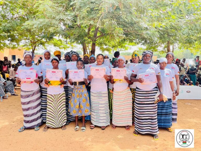 Bobo-Dioulasso, le 23 juillet 2024. L’Association Woka-Kuma est allée témoigner sa reconnaissance à la société TWELLIUM INDUSTRIES pour l’intérêt et l’appui dont elle a su faire montre lors de la cérémonie de récompense des femmes admises à l’examen de fin de formation en alphabétisation.  Ces femmes en majorité des déplacées internes ont fréquenté avec beaucoup d’intérêt le centre d’alphabétisation de kiri et ont obtenu un taux de succès de 80% à l’examen.  Le centre d’alphabétisation de Kiri est une initiative de l’association Woka-Kuma au profit des personnes âgées. Il a été créé le 1re novembre 2023.