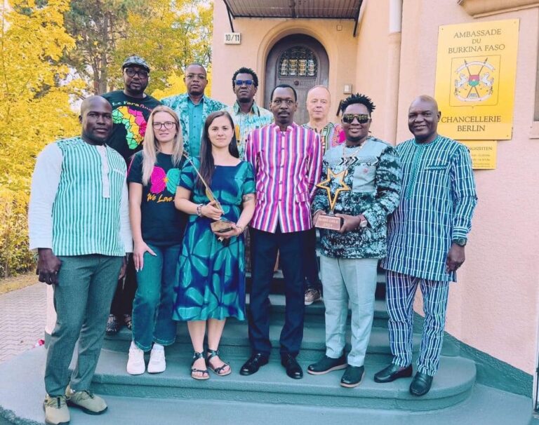 Woka-Kuma festival, Berlin 2024 Les festivaliers ont été reçus ce jour 6 septembre 2024 à la chancellerie du Burkina Faso à Berlin par Son Excellence, le Professeur Justin T. OUORO. Il avait à ses côtés son chargé des affaires culturelles, Monsieur Celestin COULIBALY.