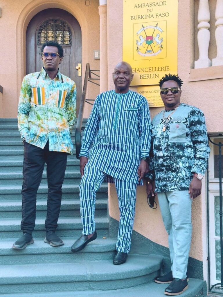 Woka-Kuma festival, Berlin 2024 Les festivaliers ont été reçus ce jour 6 septembre 2024 à la chancellerie du Burkina Faso à Berlin par Son Excellence, le Professeur Justin T. OUORO. Il avait à ses côtés son chargé des affaires culturelles, Monsieur Celestin COULIBALY.