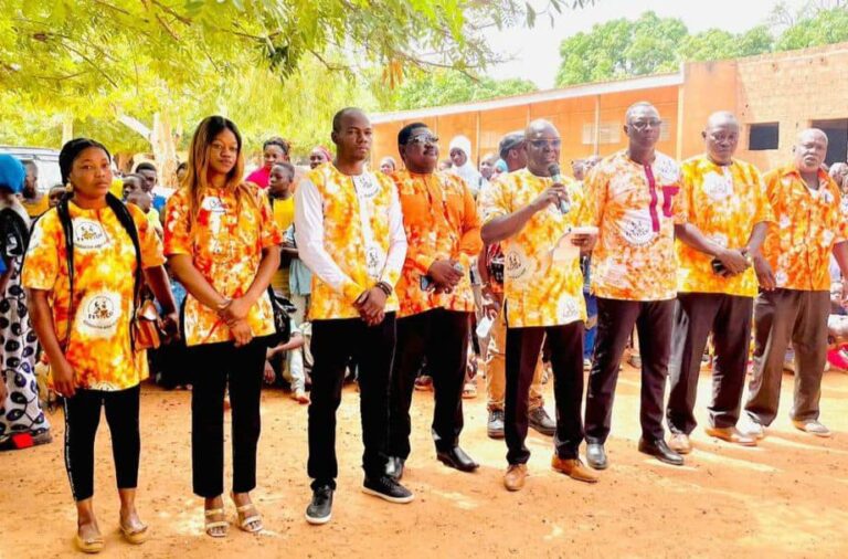 Bobo-Dioulasso, le 23 juillet 2024.
L’Association Woka-Kuma est allée témoigner sa reconnaissance à la société TWELLIUM INDUSTRIES pour l’intérêt et l’appui dont elle a su faire montre lors de la cérémonie de récompense des femmes admises à l’examen de fin de formation en alphabétisation. 
Ces femmes en majorité des déplacées internes ont fréquenté avec beaucoup d’intérêt le centre d’alphabétisation de kiri et ont obtenu un taux de succès de 80% à l’examen. 
Le centre d’alphabétisation de Kiri est une initiative de l’association Woka-Kuma au profit des personnes âgées. Il a été créé le 1re novembre 2023.