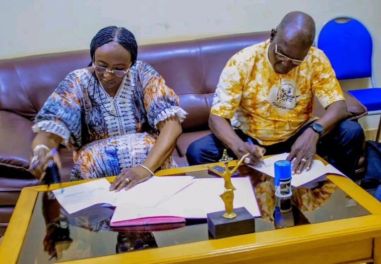 𝗣𝗿𝗼𝗺𝗼𝘁𝗶𝗼𝗻 𝗱𝗲𝘀 𝗹𝗮𝘂𝗿𝗲́𝗮𝘁𝘀 𝗱𝗲 𝗹𝗮 𝗦𝗡𝗖 : 𝗨𝗻𝗲 𝗰𝗼𝗻𝘃𝗲𝗻𝘁𝗶𝗼𝗻 𝗱𝗲́𝘀𝗼𝗿𝗺𝗮𝗶𝘀 𝗮𝗰𝘁𝗲́𝗲 𝗲𝗻𝘁𝗿𝗲 𝗹𝗮 𝗗𝗚-𝗦𝗡𝗖  𝗲𝘁 𝗹'𝗔𝘀𝘀𝗼𝗰𝗶𝗮𝘁𝗶𝗼𝗻 𝘄𝗼𝗸𝗮- 𝗸𝘂𝗺𝗮 𝘓𝘢 𝘋𝘪𝘳𝘦𝘤𝘵𝘳𝘪𝘤𝘦 𝘨𝘦́𝘯𝘦́𝘳𝘢𝘭𝘦 𝘥𝘦 𝘭𝘢 𝘚𝘦𝘮𝘢𝘪𝘯𝘦 𝘕𝘢𝘵𝘪𝘰𝘯𝘢𝘭𝘦 𝘊𝘶𝘭𝘵𝘶𝘳𝘦 (𝘚𝘕𝘊), 𝘔𝘢𝘥𝘢𝘮𝘦 𝘊𝘩𝘳𝘪𝘴𝘵𝘪𝘢𝘯𝘦 𝘚𝘈𝘕𝘖𝘕/𝘊𝘖𝘜𝘓𝘐𝘉𝘈𝘓𝘠 𝘦𝘵 𝘭𝘦 𝘗𝘳𝘦́𝘴𝘪𝘥𝘦𝘯𝘵 𝘥𝘦 𝘭'𝘈𝘴𝘴𝘰𝘤𝘪𝘢𝘵𝘪𝘰𝘯 𝘸𝘰𝘬𝘢-𝘬𝘶𝘮𝘢, 𝘔𝘰𝘯𝘴𝘪𝘦𝘶𝘳 𝘔𝘢𝘩𝘢𝘮𝘢𝘥𝘪 𝘚𝘐𝘕𝘒𝘈, 𝘰𝘯𝘵 𝘧𝘰𝘳𝘮𝘢𝘭𝘪𝘴𝘦́ 𝘶𝘯𝘦 𝘢𝘭𝘭𝘪𝘢𝘯𝘤𝘦 𝘱𝘢𝘳 𝘭𝘢 𝘴𝘪𝘨𝘯𝘢𝘵𝘶𝘳𝘦 𝘥'𝘶𝘯𝘦 𝘤𝘰𝘯𝘷𝘦𝘯𝘵𝘪𝘰𝘯 𝘥𝘦 𝘱𝘢𝘳𝘵𝘦𝘯𝘢𝘳𝘪𝘢𝘵 𝘴𝘵𝘳𝘢𝘵𝘦́𝘨𝘪𝘲𝘶𝘦, 𝘤𝘦 𝘮𝘢𝘳𝘥𝘪 20 𝘢𝘰𝘶̂𝘵 2024 𝘢̀ 𝘭𝘢 𝘔𝘢𝘪𝘴𝘰𝘯 𝘥𝘦 𝘭𝘢 𝘤𝘶𝘭𝘵𝘶𝘳𝘦 𝘥𝘦 𝘉𝘰𝘣𝘰-𝘋𝘪𝘰𝘶𝘭𝘢𝘴𝘴𝘰. Ce partenariat stratégique a pour but de faire davantage la promotion des lauréats de la SNC à travers l'organisation des éditions du Festival de Danse et de Musique Traditionnelle de Colsama (FESTICO) à Bobo-Dioulasso. Dans cette convention, l'Association woka- kuma s'engage non seulement à programmer des lauréats de la SNC sur le plateau musical du FESTICO mais aussi à mettre ses relations extérieures au profit de la SNC à travers la programmation des lauréats de la SNC sur les festivals de ses partenaires hors du Burkina Faso .