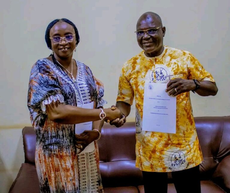 𝗣𝗿𝗼𝗺𝗼𝘁𝗶𝗼𝗻 𝗱𝗲𝘀 𝗹𝗮𝘂𝗿𝗲́𝗮𝘁𝘀 𝗱𝗲 𝗹𝗮 𝗦𝗡𝗖 : 𝗨𝗻𝗲 𝗰𝗼𝗻𝘃𝗲𝗻𝘁𝗶𝗼𝗻 𝗱𝗲́𝘀𝗼𝗿𝗺𝗮𝗶𝘀 𝗮𝗰𝘁𝗲́𝗲 𝗲𝗻𝘁𝗿𝗲 𝗹𝗮 𝗗𝗚-𝗦𝗡𝗖  𝗲𝘁 𝗹'𝗔𝘀𝘀𝗼𝗰𝗶𝗮𝘁𝗶𝗼𝗻 𝘄𝗼𝗸𝗮- 𝗸𝘂𝗺𝗮 𝘓𝘢 𝘋𝘪𝘳𝘦𝘤𝘵𝘳𝘪𝘤𝘦 𝘨𝘦́𝘯𝘦́𝘳𝘢𝘭𝘦 𝘥𝘦 𝘭𝘢 𝘚𝘦𝘮𝘢𝘪𝘯𝘦 𝘕𝘢𝘵𝘪𝘰𝘯𝘢𝘭𝘦 𝘊𝘶𝘭𝘵𝘶𝘳𝘦 (𝘚𝘕𝘊), 𝘔𝘢𝘥𝘢𝘮𝘦 𝘊𝘩𝘳𝘪𝘴𝘵𝘪𝘢𝘯𝘦 𝘚𝘈𝘕𝘖𝘕/𝘊𝘖𝘜𝘓𝘐𝘉𝘈𝘓𝘠 𝘦𝘵 𝘭𝘦 𝘗𝘳𝘦́𝘴𝘪𝘥𝘦𝘯𝘵 𝘥𝘦 𝘭'𝘈𝘴𝘴𝘰𝘤𝘪𝘢𝘵𝘪𝘰𝘯 𝘸𝘰𝘬𝘢-𝘬𝘶𝘮𝘢, 𝘔𝘰𝘯𝘴𝘪𝘦𝘶𝘳 𝘔𝘢𝘩𝘢𝘮𝘢𝘥𝘪 𝘚𝘐𝘕𝘒𝘈, 𝘰𝘯𝘵 𝘧𝘰𝘳𝘮𝘢𝘭𝘪𝘴𝘦́ 𝘶𝘯𝘦 𝘢𝘭𝘭𝘪𝘢𝘯𝘤𝘦 𝘱𝘢𝘳 𝘭𝘢 𝘴𝘪𝘨𝘯𝘢𝘵𝘶𝘳𝘦 𝘥'𝘶𝘯𝘦 𝘤𝘰𝘯𝘷𝘦𝘯𝘵𝘪𝘰𝘯 𝘥𝘦 𝘱𝘢𝘳𝘵𝘦𝘯𝘢𝘳𝘪𝘢𝘵 𝘴𝘵𝘳𝘢𝘵𝘦́𝘨𝘪𝘲𝘶𝘦, 𝘤𝘦 𝘮𝘢𝘳𝘥𝘪 20 𝘢𝘰𝘶̂𝘵 2024 𝘢̀ 𝘭𝘢 𝘔𝘢𝘪𝘴𝘰𝘯 𝘥𝘦 𝘭𝘢 𝘤𝘶𝘭𝘵𝘶𝘳𝘦 𝘥𝘦 𝘉𝘰𝘣𝘰-𝘋𝘪𝘰𝘶𝘭𝘢𝘴𝘴𝘰. Ce partenariat stratégique a pour but de faire davantage la promotion des lauréats de la SNC à travers l'organisation des éditions du Festival de Danse et de Musique Traditionnelle de Colsama (FESTICO) à Bobo-Dioulasso. Dans cette convention, l'Association woka- kuma s'engage non seulement à programmer des lauréats de la SNC sur le plateau musical du FESTICO mais aussi à mettre ses relations extérieures au profit de la SNC à travers la programmation des lauréats de la SNC sur les festivals de ses partenaires hors du Burkina Faso .