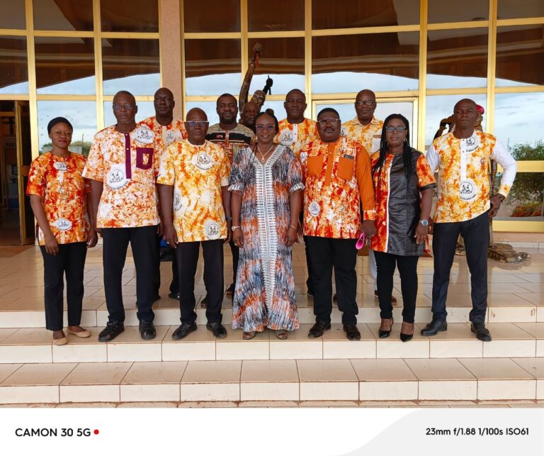 𝗣𝗿𝗼𝗺𝗼𝘁𝗶𝗼𝗻 𝗱𝗲𝘀 𝗹𝗮𝘂𝗿𝗲́𝗮𝘁𝘀 𝗱𝗲 𝗹𝗮 𝗦𝗡𝗖 : 𝗨𝗻𝗲 𝗰𝗼𝗻𝘃𝗲𝗻𝘁𝗶𝗼𝗻 𝗱𝗲́𝘀𝗼𝗿𝗺𝗮𝗶𝘀 𝗮𝗰𝘁𝗲́𝗲 𝗲𝗻𝘁𝗿𝗲 𝗹𝗮 𝗗𝗚-𝗦𝗡𝗖  𝗲𝘁 𝗹'𝗔𝘀𝘀𝗼𝗰𝗶𝗮𝘁𝗶𝗼𝗻 𝘄𝗼𝗸𝗮- 𝗸𝘂𝗺𝗮 𝘓𝘢 𝘋𝘪𝘳𝘦𝘤𝘵𝘳𝘪𝘤𝘦 𝘨𝘦́𝘯𝘦́𝘳𝘢𝘭𝘦 𝘥𝘦 𝘭𝘢 𝘚𝘦𝘮𝘢𝘪𝘯𝘦 𝘕𝘢𝘵𝘪𝘰𝘯𝘢𝘭𝘦 𝘊𝘶𝘭𝘵𝘶𝘳𝘦 (𝘚𝘕𝘊), 𝘔𝘢𝘥𝘢𝘮𝘦 𝘊𝘩𝘳𝘪𝘴𝘵𝘪𝘢𝘯𝘦 𝘚𝘈𝘕𝘖𝘕/𝘊𝘖𝘜𝘓𝘐𝘉𝘈𝘓𝘠 𝘦𝘵 𝘭𝘦 𝘗𝘳𝘦́𝘴𝘪𝘥𝘦𝘯𝘵 𝘥𝘦 𝘭'𝘈𝘴𝘴𝘰𝘤𝘪𝘢𝘵𝘪𝘰𝘯 𝘸𝘰𝘬𝘢-𝘬𝘶𝘮𝘢, 𝘔𝘰𝘯𝘴𝘪𝘦𝘶𝘳 𝘔𝘢𝘩𝘢𝘮𝘢𝘥𝘪 𝘚𝘐𝘕𝘒𝘈, 𝘰𝘯𝘵 𝘧𝘰𝘳𝘮𝘢𝘭𝘪𝘴𝘦́ 𝘶𝘯𝘦 𝘢𝘭𝘭𝘪𝘢𝘯𝘤𝘦 𝘱𝘢𝘳 𝘭𝘢 𝘴𝘪𝘨𝘯𝘢𝘵𝘶𝘳𝘦 𝘥'𝘶𝘯𝘦 𝘤𝘰𝘯𝘷𝘦𝘯𝘵𝘪𝘰𝘯 𝘥𝘦 𝘱𝘢𝘳𝘵𝘦𝘯𝘢𝘳𝘪𝘢𝘵 𝘴𝘵𝘳𝘢𝘵𝘦́𝘨𝘪𝘲𝘶𝘦, 𝘤𝘦 𝘮𝘢𝘳𝘥𝘪 20 𝘢𝘰𝘶̂𝘵 2024 𝘢̀ 𝘭𝘢 𝘔𝘢𝘪𝘴𝘰𝘯 𝘥𝘦 𝘭𝘢 𝘤𝘶𝘭𝘵𝘶𝘳𝘦 𝘥𝘦 𝘉𝘰𝘣𝘰-𝘋𝘪𝘰𝘶𝘭𝘢𝘴𝘴𝘰. Ce partenariat stratégique a pour but de faire davantage la promotion des lauréats de la SNC à travers l'organisation des éditions du Festival de Danse et de Musique Traditionnelle de Colsama (FESTICO) à Bobo-Dioulasso. Dans cette convention, l'Association woka- kuma s'engage non seulement à programmer des lauréats de la SNC sur le plateau musical du FESTICO mais aussi à mettre ses relations extérieures au profit de la SNC à travers la programmation des lauréats de la SNC sur les festivals de ses partenaires hors du Burkina Faso .