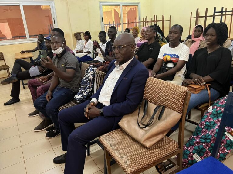 Mardi 21 octobre 2024 à  l’Université Aube Nouvelle de Bobo-Dioulasso.  Soutenance en vue de l’obtention d’un Master en Environnement et développement durable (EDD) de Mademoiselle Fatimata TRAORÉ (arrondissement 7), une des filleuls parrainés par l’association Woka Kuma depuis le secondaire grâce à l’appui de Woka-Kuma Berlin et des partenaires allemands.  Après une brillante exposée sur le thème de son mémoire à savoir: « Contribution des produits forestiers non ligneux à l’amélioration du niveau de vie des femmes riveraines des forêts classées de Dinderesso et du Kou, elle obtient une note de 18/20.  En rappel depuis 2003 l’Association Woka Kuma sponsorise les frais de scolarité des enfants (orphelins ou vulnérables) de la ville de Bobo-Dioulasso du primaire au supérieur. Plus de 200 d’entre eux ont déjà bénéficié de cette subvention.