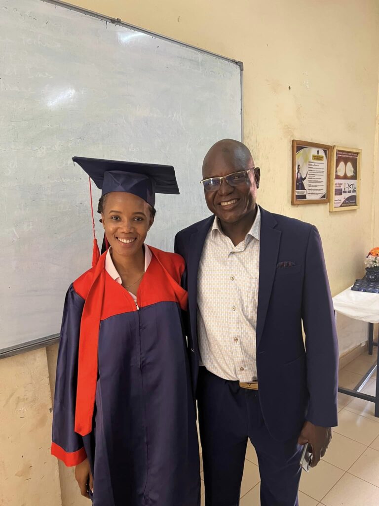 Mardi 21 octobre 2024 à  l’Université Aube Nouvelle de Bobo-Dioulasso.  Soutenance en vue de l’obtention d’un Master en Environnement et développement durable (EDD) de Mademoiselle Fatimata TRAORÉ (arrondissement 7), une des filleuls parrainés par l’association Woka Kuma depuis le secondaire grâce à l’appui de Woka-Kuma Berlin et des partenaires allemands.  Après une brillante exposée sur le thème de son mémoire à savoir: « Contribution des produits forestiers non ligneux à l’amélioration du niveau de vie des femmes riveraines des forêts classées de Dinderesso et du Kou, elle obtient une note de 18/20.  En rappel depuis 2003 l’Association Woka Kuma sponsorise les frais de scolarité des enfants (orphelins ou vulnérables) de la ville de Bobo-Dioulasso du primaire au supérieur. Plus de 200 d’entre eux ont déjà bénéficié de cette subvention.