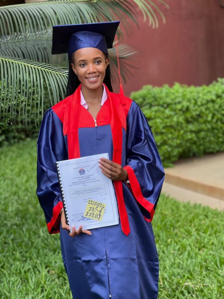 Mardi 21 octobre 2024 à  l’Université Aube Nouvelle de Bobo-Dioulasso.  Soutenance en vue de l’obtention d’un Master en Environnement et développement durable (EDD) de Mademoiselle Fatimata TRAORÉ (arrondissement 7), une des filleuls parrainés par l’association Woka Kuma depuis le secondaire grâce à l’appui de Woka-Kuma Berlin et des partenaires allemands.  Après une brillante exposée sur le thème de son mémoire à savoir: « Contribution des produits forestiers non ligneux à l’amélioration du niveau de vie des femmes riveraines des forêts classées de Dinderesso et du Kou, elle obtient une note de 18/20.  En rappel depuis 2003 l’Association Woka Kuma sponsorise les frais de scolarité des enfants (orphelins ou vulnérables) de la ville de Bobo-Dioulasso du primaire au supérieur. Plus de 200 d’entre eux ont déjà bénéficié de cette subvention.