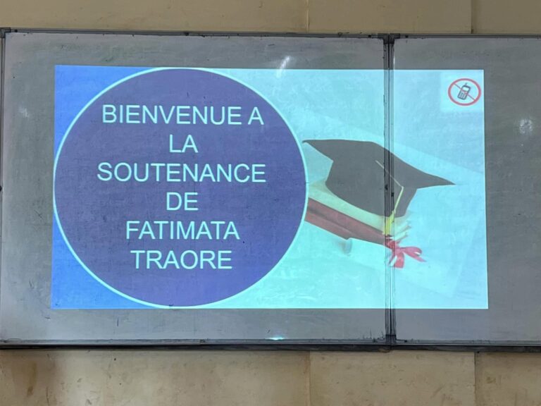 Mardi 21 octobre 2024 à  l’Université Aube Nouvelle de Bobo-Dioulasso.  Soutenance en vue de l’obtention d’un Master en Environnement et développement durable (EDD) de Mademoiselle Fatimata TRAORÉ (arrondissement 7), une des filleuls parrainés par l’association Woka Kuma depuis le secondaire grâce à l’appui de Woka-Kuma Berlin et des partenaires allemands.  Après une brillante exposée sur le thème de son mémoire à savoir: « Contribution des produits forestiers non ligneux à l’amélioration du niveau de vie des femmes riveraines des forêts classées de Dinderesso et du Kou, elle obtient une note de 18/20.  En rappel depuis 2003 l’Association Woka Kuma sponsorise les frais de scolarité des enfants (orphelins ou vulnérables) de la ville de Bobo-Dioulasso du primaire au supérieur. Plus de 200 d’entre eux ont déjà bénéficié de cette subvention.