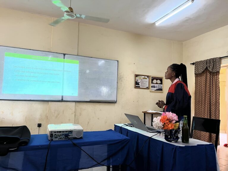 Mardi 21 octobre 2024 à  l’Université Aube Nouvelle de Bobo-Dioulasso.  Soutenance en vue de l’obtention d’un Master en Environnement et développement durable (EDD) de Mademoiselle Fatimata TRAORÉ (arrondissement 7), une des filleuls parrainés par l’association Woka Kuma depuis le secondaire grâce à l’appui de Woka-Kuma Berlin et des partenaires allemands.  Après une brillante exposée sur le thème de son mémoire à savoir: « Contribution des produits forestiers non ligneux à l’amélioration du niveau de vie des femmes riveraines des forêts classées de Dinderesso et du Kou, elle obtient une note de 18/20.  En rappel depuis 2003 l’Association Woka Kuma sponsorise les frais de scolarité des enfants (orphelins ou vulnérables) de la ville de Bobo-Dioulasso du primaire au supérieur. Plus de 200 d’entre eux ont déjà bénéficié de cette subvention.