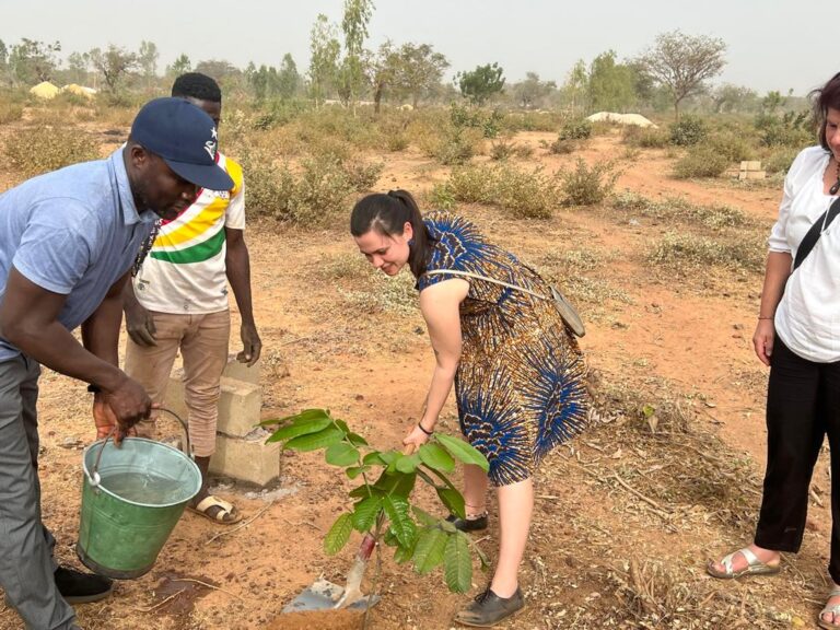 Reboiser pour un avenir durable 🌱" Lors de cette journée de reboisement, nous avons uni nos forces pour planter des arbres et contribuer à la préservation de notre environnement. Chaque arbre planté symbolise notre engagement envers une planète plus verte et un avenir meilleur pour les générations à venir. Ensemble, donnons-nous la main pour protéger notre écosystème ! 🌳✨