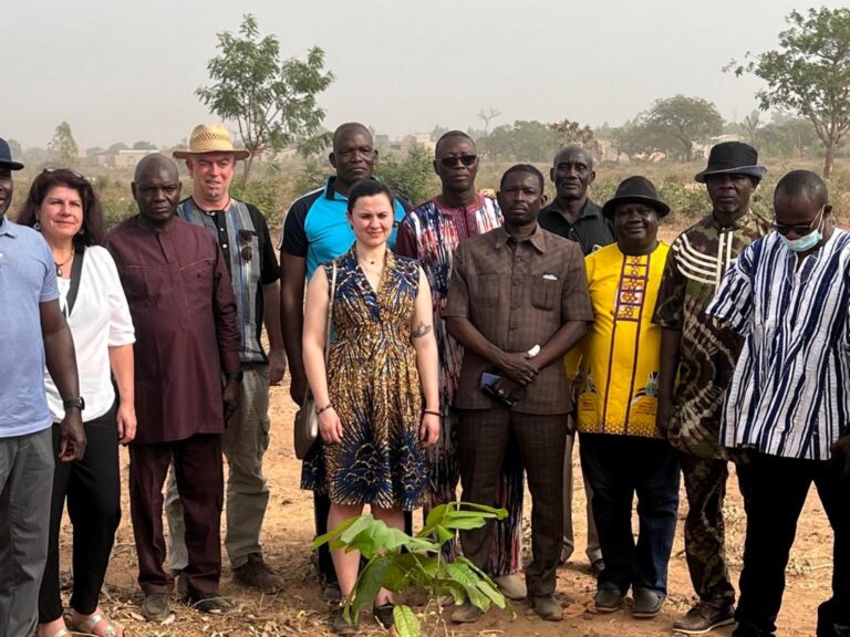 Reboiser pour un avenir durable 🌱" Lors de cette journée de reboisement, nous avons uni nos forces pour planter des arbres et contribuer à la préservation de notre environnement. Chaque arbre planté symbolise notre engagement envers une planète plus verte et un avenir meilleur pour les générations à venir. Ensemble, donnons-nous la main pour protéger notre écosystème ! 🌳✨