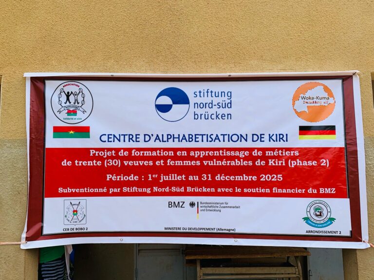 Lancement de la phase 2 du projet de formation professionnelle pour les femmes vulnérables de Kiri  Ce mardi 1er juillet 2025, l’Association Woka Kuma a officiellement lancé la phase 2 du projet de formation en apprentissage de métiers, au profit de trente (30) veuves et femmes vulnérables de Kiri, dans l’enceinte de l’école primaire publique de Kiri B (secteur 23, Bobo-Dioulasso).  Ce projet, financé par Stiftung Nord-Süd Brücken avec le soutien financier du BMZ (Ministère fédéral allemand de la Coopération économique et du Développement), vise à renforcer l’autonomisation des femmes à travers une formation de 6 mois allant du 1er juillet au 31 décembre 2025 dans deux domaines : 👉 la saponification (fabrication de savon) 👉la teinture artisanale.  📍 Moments forts de la cérémonie : 	•	Mot de bienvenue de Sa Majesté, Chef du village de Kiri 	•	Présentation du projet par le Vice-président de Woka Kuma, incluant l’introduction de l’animatrice et des formatrices 	•	Intervention du CCEB (Chef de Circonscription de l’Éducation de Base) 	•	Discours de lancement officiel prononcé par le Président de la Délégation Spéciale (PDS) 	•	Plantation symbolique d’arbres avec les bénéficiaires et les autorités  À travers ce projet, Woka Kuma réaffirme son engagement en faveur de l’inclusion socio-économique des femmes et de la coopération internationale solidaire, notamment avec ses partenaires allemands. Les femmes formées disposeront ainsi de compétences techniques leur permettant de créer de petites activités génératrices de revenus et de renforcer leur autonomie.
