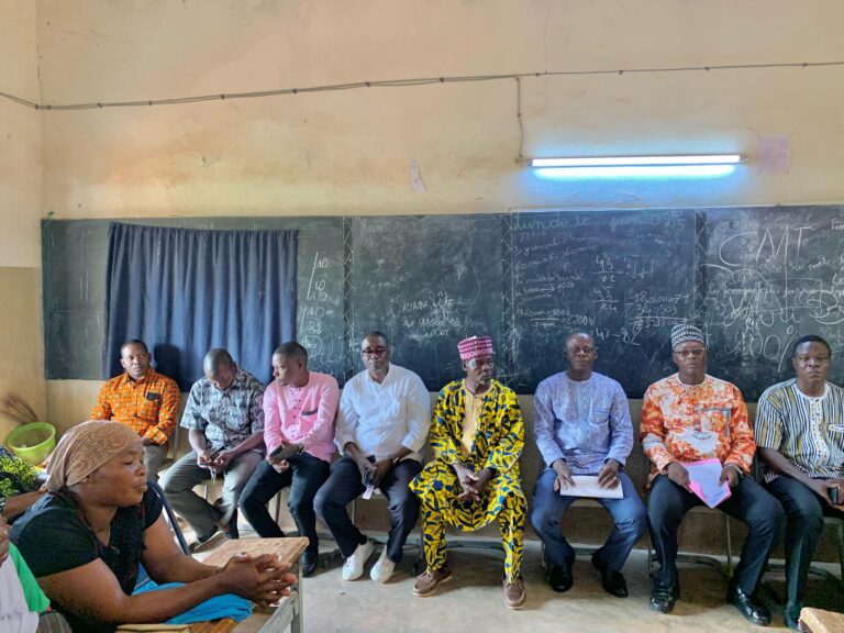 Lancement de la phase 2 du projet de formation professionnelle pour les femmes vulnérables de Kiri Ce mardi 1er juillet 2025, l’Association Woka Kuma a officiellement lancé la phase 2 du projet de formation en apprentissage de métiers, au profit de trente (30) veuves et femmes vulnérables de Kiri, dans l’enceinte de l’école primaire publique de Kiri B (secteur 23, Bobo-Dioulasso). Ce projet, financé par Stiftung Nord-Süd Brücken avec le soutien financier du BMZ (Ministère fédéral allemand de la Coopération économique et du Développement), vise à renforcer l’autonomisation des femmes à travers une formation de 6 mois allant du 1er juillet au 31 décembre 2025 dans deux domaines : 👉 la saponification (fabrication de savon) 👉la teinture artisanale. 📍 Moments forts de la cérémonie : • Mot de bienvenue de Sa Majesté, Chef du village de Kiri • Présentation du projet par le Vice-président de Woka Kuma, incluant l’introduction de l’animatrice et des formatrices • Intervention du CCEB (Chef de Circonscription de l’Éducation de Base) • Discours de lancement officiel prononcé par le Président de la Délégation Spéciale (PDS) • Plantation symbolique d’arbres avec les bénéficiaires et les autorités À travers ce projet, Woka Kuma réaffirme son engagement en faveur de l’inclusion socio-économique des femmes et de la coopération internationale solidaire, notamment avec ses partenaires allemands. Les femmes formées disposeront ainsi de compétences techniques leur permettant de créer de petites activités génératrices de revenus et de renforcer leur autonomie.