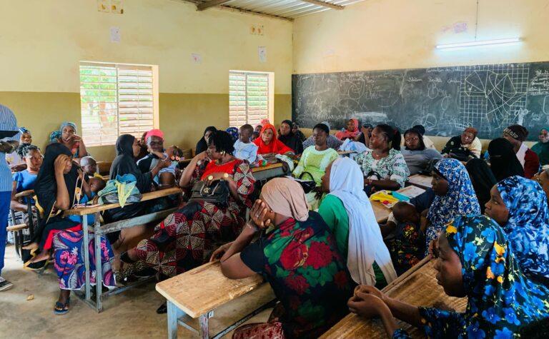 Lancement de la phase 2 du projet de formation professionnelle pour les femmes vulnérables de Kiri Ce mardi 1er juillet 2025, l’Association Woka Kuma a officiellement lancé la phase 2 du projet de formation en apprentissage de métiers, au profit de trente (30) veuves et femmes vulnérables de Kiri, dans l’enceinte de l’école primaire publique de Kiri B (secteur 23, Bobo-Dioulasso). Ce projet, financé par Stiftung Nord-Süd Brücken avec le soutien financier du BMZ (Ministère fédéral allemand de la Coopération économique et du Développement), vise à renforcer l’autonomisation des femmes à travers une formation de 6 mois allant du 1er juillet au 31 décembre 2025 dans deux domaines : 👉 la saponification (fabrication de savon) 👉la teinture artisanale. 📍 Moments forts de la cérémonie : • Mot de bienvenue de Sa Majesté, Chef du village de Kiri • Présentation du projet par le Vice-président de Woka Kuma, incluant l’introduction de l’animatrice et des formatrices • Intervention du CCEB (Chef de Circonscription de l’Éducation de Base) • Discours de lancement officiel prononcé par le Président de la Délégation Spéciale (PDS) • Plantation symbolique d’arbres avec les bénéficiaires et les autorités À travers ce projet, Woka Kuma réaffirme son engagement en faveur de l’inclusion socio-économique des femmes et de la coopération internationale solidaire, notamment avec ses partenaires allemands. Les femmes formées disposeront ainsi de compétences techniques leur permettant de créer de petites activités génératrices de revenus et de renforcer leur autonomie.