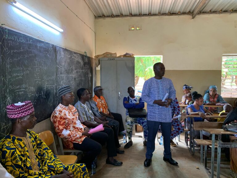 Lancement de la phase 2 du projet de formation professionnelle pour les femmes vulnérables de Kiri Ce mardi 1er juillet 2025, l’Association Woka Kuma a officiellement lancé la phase 2 du projet de formation en apprentissage de métiers, au profit de trente (30) veuves et femmes vulnérables de Kiri, dans l’enceinte de l’école primaire publique de Kiri B (secteur 23, Bobo-Dioulasso). Ce projet, financé par Stiftung Nord-Süd Brücken avec le soutien financier du BMZ (Ministère fédéral allemand de la Coopération économique et du Développement), vise à renforcer l’autonomisation des femmes à travers une formation de 6 mois allant du 1er juillet au 31 décembre 2025 dans deux domaines : 👉 la saponification (fabrication de savon) 👉la teinture artisanale. 📍 Moments forts de la cérémonie : • Mot de bienvenue de Sa Majesté, Chef du village de Kiri • Présentation du projet par le Vice-président de Woka Kuma, incluant l’introduction de l’animatrice et des formatrices • Intervention du CCEB (Chef de Circonscription de l’Éducation de Base) • Discours de lancement officiel prononcé par le Président de la Délégation Spéciale (PDS) • Plantation symbolique d’arbres avec les bénéficiaires et les autorités À travers ce projet, Woka Kuma réaffirme son engagement en faveur de l’inclusion socio-économique des femmes et de la coopération internationale solidaire, notamment avec ses partenaires allemands. Les femmes formées disposeront ainsi de compétences techniques leur permettant de créer de petites activités génératrices de revenus et de renforcer leur autonomie.