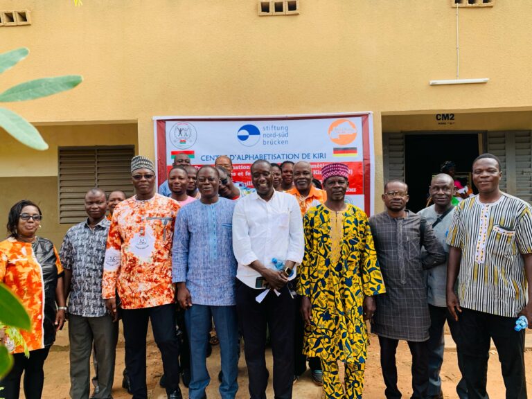 Lancement de la phase 2 du projet de formation professionnelle pour les femmes vulnérables de Kiri Ce mardi 1er juillet 2025, l’Association Woka Kuma a officiellement lancé la phase 2 du projet de formation en apprentissage de métiers, au profit de trente (30) veuves et femmes vulnérables de Kiri, dans l’enceinte de l’école primaire publique de Kiri B (secteur 23, Bobo-Dioulasso). Ce projet, financé par Stiftung Nord-Süd Brücken avec le soutien financier du BMZ (Ministère fédéral allemand de la Coopération économique et du Développement), vise à renforcer l’autonomisation des femmes à travers une formation de 6 mois allant du 1er juillet au 31 décembre 2025 dans deux domaines : 👉 la saponification (fabrication de savon) 👉la teinture artisanale. 📍 Moments forts de la cérémonie : • Mot de bienvenue de Sa Majesté, Chef du village de Kiri • Présentation du projet par le Vice-président de Woka Kuma, incluant l’introduction de l’animatrice et des formatrices • Intervention du CCEB (Chef de Circonscription de l’Éducation de Base) • Discours de lancement officiel prononcé par le Président de la Délégation Spéciale (PDS) • Plantation symbolique d’arbres avec les bénéficiaires et les autorités À travers ce projet, Woka Kuma réaffirme son engagement en faveur de l’inclusion socio-économique des femmes et de la coopération internationale solidaire, notamment avec ses partenaires allemands. Les femmes formées disposeront ainsi de compétences techniques leur permettant de créer de petites activités génératrices de revenus et de renforcer leur autonomie.