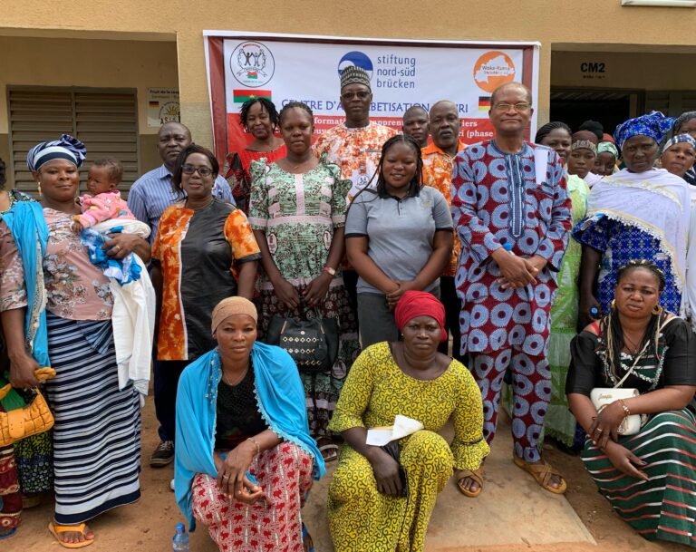 Lancement de la phase 2 du projet de formation professionnelle pour les femmes vulnérables de Kiri Ce mardi 1er juillet 2025, l’Association Woka Kuma a officiellement lancé la phase 2 du projet de formation en apprentissage de métiers, au profit de trente (30) veuves et femmes vulnérables de Kiri, dans l’enceinte de l’école primaire publique de Kiri B (secteur 23, Bobo-Dioulasso). Ce projet, financé par Stiftung Nord-Süd Brücken avec le soutien financier du BMZ (Ministère fédéral allemand de la Coopération économique et du Développement), vise à renforcer l’autonomisation des femmes à travers une formation de 6 mois allant du 1er juillet au 31 décembre 2025 dans deux domaines : 👉 la saponification (fabrication de savon) 👉la teinture artisanale. 📍 Moments forts de la cérémonie : • Mot de bienvenue de Sa Majesté, Chef du village de Kiri • Présentation du projet par le Vice-président de Woka Kuma, incluant l’introduction de l’animatrice et des formatrices • Intervention du CCEB (Chef de Circonscription de l’Éducation de Base) • Discours de lancement officiel prononcé par le Président de la Délégation Spéciale (PDS) • Plantation symbolique d’arbres avec les bénéficiaires et les autorités À travers ce projet, Woka Kuma réaffirme son engagement en faveur de l’inclusion socio-économique des femmes et de la coopération internationale solidaire, notamment avec ses partenaires allemands. Les femmes formées disposeront ainsi de compétences techniques leur permettant de créer de petites activités génératrices de revenus et de renforcer leur autonomie.