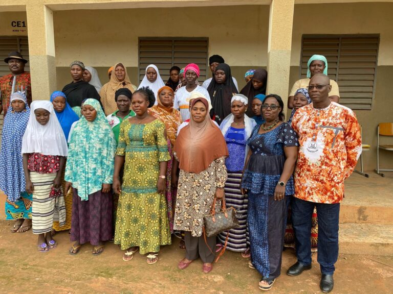 Le jeudi 31 juillet 2025, les femmes bénéficiaires du projet de formation en apprentissage de métiers à Kiri ont pris part à une session d’information animée par Mme Koté Awa/Diallo de la Caisse Populaire de Colma. 

Cette rencontre, qui s’est tenue à l’École Primaire Publique de Kiri B, avait pour thème : « Le réseau des caisses populaires : épargne et crédit des membres ». Lors de la session, elles ont appris: 
• Les produits de la caisse et leurs conditions;
• ⁠Comment épargner de façon structurée;
• Le lien entre épargne et crédit pour développer une activité;
• L’importance de bien gérer ses ressources. 

La séance s’est conclue par une phase interactive de questions-réponses, durant laquelle les femmes ont exprimé leur intérêt et posé des questions pratiques sur les conditions d’adhésion, les montants d’épargne, les garanties exigées et les modalités de remboursement.

Ce type de rencontre s’inscrit dans l’approche holistique du projet, qui associe formation professionnelle et éducation financière, pour favoriser l’autonomisation durable des bénéficiaires.
