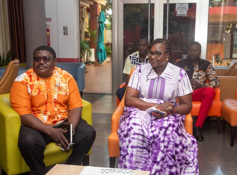 Audience avec le Ministre de la Communication, de la Culture, des Arts et du Tourisme

Bobo-Dioulasso, le 6 août 2025

L’Association Wôka-Kuma a eu l’honneur d’être reçue en audience par le Ministre de la Communication, de la Culture, des Arts et du Tourisme, Porte-parole du Gouvernement.
Aux côtés du Ministre, Mme Marguerite Douanio/Sou, chargée de mission, a également pris part à cette rencontre, marquant ainsi l’attention toute particulière accordée à notre organisation.

Ce fut un moment de reconnaissance mutuelle, durant lequel le Ministre a salué le dynamisme, l’engagement citoyen et la portée sociale des actions de Wôka-Kuma.

Depuis plus de 20 ans, Wôka-Kuma agit aux côtés des populations vulnérables, avec l’appui de ses partenaires allemands et locaux, dans les domaines suivants :
• Éducation : parrainage de plus de 100 enfants, création de bibliothèques, alphabétisation de femmes;
• Santé : réhabilitation de CSPS, dons d’équipements médicaux;
• Environnement : dotation d’écoles en poubelles;
• Culture : Organisation du FESTICO (Festival de Danse et de Musique Traditionnelle de Colsama)
• ⁠Préparation de la 10e édition du Wôka-Kuma Festival à Berlin, prévue le 13 septembre 2025, avec la participation attendue du Ministre comme invité d’honneur. 

Nous avons également mis en lumière :
	•	Notre centre de formation et de réinsertion dédié aux veuves et déplacés internes;
	•	Le partenariat avec Vision Art, permettant au lauréat du concours Bobo-Lolo d’effectuer une tournée scénique en Europe. 
Lors de cette audience, nous avons :
	•	Présenté nos doléances pour faciliter la participation des artistes au festival;
	•	Exprimé notre gratitude pour l’écoute et le soutien du Ministère;
	•	Formulé des vœux de paix et de stabilité pour notre cher pays. 

La rencontre s’est conclue par une photo de famille, symbole d’un partenariat prometteur entre les acteurs de la culture et les autorités.

Vive la solidarité locale et internationale.
Que Dieu bénisse le Faso.