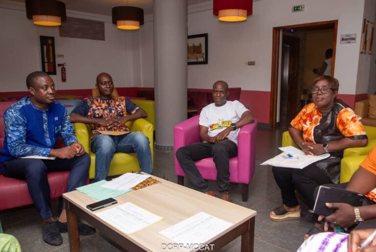 Audience avec le Ministre de la Communication, de la Culture, des Arts et du Tourisme

Bobo-Dioulasso, le 6 août 2025

L’Association Wôka-Kuma a eu l’honneur d’être reçue en audience par le Ministre de la Communication, de la Culture, des Arts et du Tourisme, Porte-parole du Gouvernement.
Aux côtés du Ministre, Mme Marguerite Douanio/Sou, chargée de mission, a également pris part à cette rencontre, marquant ainsi l’attention toute particulière accordée à notre organisation.

Ce fut un moment de reconnaissance mutuelle, durant lequel le Ministre a salué le dynamisme, l’engagement citoyen et la portée sociale des actions de Wôka-Kuma.

Depuis plus de 20 ans, Wôka-Kuma agit aux côtés des populations vulnérables, avec l’appui de ses partenaires allemands et locaux, dans les domaines suivants :
• Éducation : parrainage de plus de 100 enfants, création de bibliothèques, alphabétisation de femmes;
• Santé : réhabilitation de CSPS, dons d’équipements médicaux;
• Environnement : dotation d’écoles en poubelles;
• Culture : Organisation du FESTICO (Festival de Danse et de Musique Traditionnelle de Colsama)
• ⁠Préparation de la 10e édition du Wôka-Kuma Festival à Berlin, prévue le 13 septembre 2025, avec la participation attendue du Ministre comme invité d’honneur. 

Nous avons également mis en lumière :
	•	Notre centre de formation et de réinsertion dédié aux veuves et déplacés internes;
	•	Le partenariat avec Vision Art, permettant au lauréat du concours Bobo-Lolo d’effectuer une tournée scénique en Europe. 
Lors de cette audience, nous avons :
	•	Présenté nos doléances pour faciliter la participation des artistes au festival;
	•	Exprimé notre gratitude pour l’écoute et le soutien du Ministère;
	•	Formulé des vœux de paix et de stabilité pour notre cher pays. 

La rencontre s’est conclue par une photo de famille, symbole d’un partenariat prometteur entre les acteurs de la culture et les autorités.

Vive la solidarité locale et internationale.
Que Dieu bénisse le Faso.