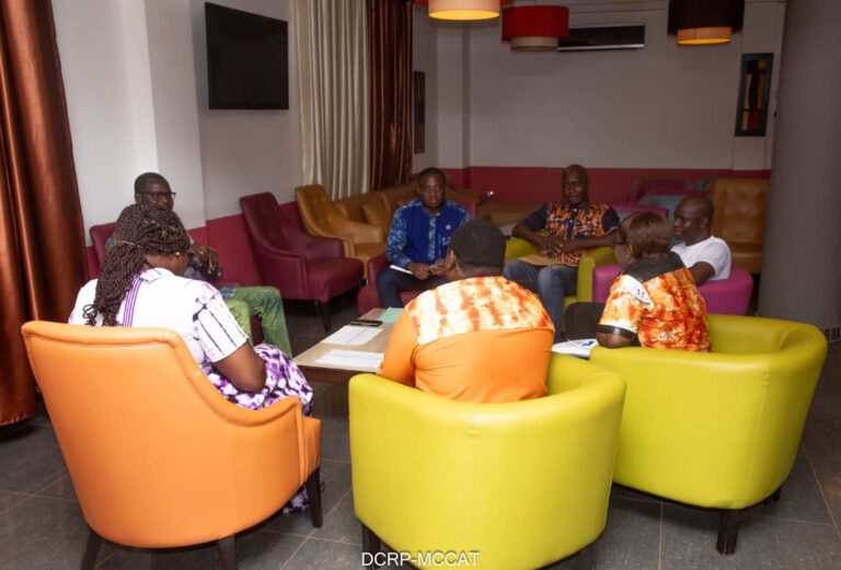 Audience avec le Ministre de la Communication, de la Culture, des Arts et du Tourisme

Bobo-Dioulasso, le 6 août 2025

L’Association Wôka-Kuma a eu l’honneur d’être reçue en audience par le Ministre de la Communication, de la Culture, des Arts et du Tourisme, Porte-parole du Gouvernement.
Aux côtés du Ministre, Mme Marguerite Douanio/Sou, chargée de mission, a également pris part à cette rencontre, marquant ainsi l’attention toute particulière accordée à notre organisation.

Ce fut un moment de reconnaissance mutuelle, durant lequel le Ministre a salué le dynamisme, l’engagement citoyen et la portée sociale des actions de Wôka-Kuma.

Depuis plus de 20 ans, Wôka-Kuma agit aux côtés des populations vulnérables, avec l’appui de ses partenaires allemands et locaux, dans les domaines suivants :
• Éducation : parrainage de plus de 100 enfants, création de bibliothèques, alphabétisation de femmes;
• Santé : réhabilitation de CSPS, dons d’équipements médicaux;
• Environnement : dotation d’écoles en poubelles;
• Culture : Organisation du FESTICO (Festival de Danse et de Musique Traditionnelle de Colsama)
• ⁠Préparation de la 10e édition du Wôka-Kuma Festival à Berlin, prévue le 13 septembre 2025, avec la participation attendue du Ministre comme invité d’honneur. 

Nous avons également mis en lumière :
	•	Notre centre de formation et de réinsertion dédié aux veuves et déplacés internes;
	•	Le partenariat avec Vision Art, permettant au lauréat du concours Bobo-Lolo d’effectuer une tournée scénique en Europe. 
Lors de cette audience, nous avons :
	•	Présenté nos doléances pour faciliter la participation des artistes au festival;
	•	Exprimé notre gratitude pour l’écoute et le soutien du Ministère;
	•	Formulé des vœux de paix et de stabilité pour notre cher pays. 

La rencontre s’est conclue par une photo de famille, symbole d’un partenariat prometteur entre les acteurs de la culture et les autorités.

Vive la solidarité locale et internationale.
Que Dieu bénisse le Faso.