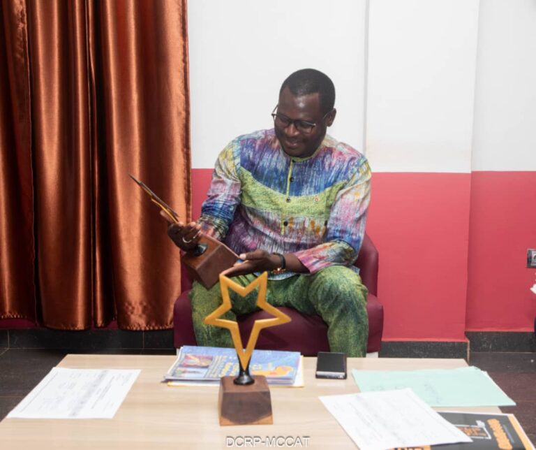 Audience avec le Ministre de la Communication, de la Culture, des Arts et du Tourisme

Bobo-Dioulasso, le 6 août 2025

L’Association Wôka-Kuma a eu l’honneur d’être reçue en audience par le Ministre de la Communication, de la Culture, des Arts et du Tourisme, Porte-parole du Gouvernement.
Aux côtés du Ministre, Mme Marguerite Douanio/Sou, chargée de mission, a également pris part à cette rencontre, marquant ainsi l’attention toute particulière accordée à notre organisation.

Ce fut un moment de reconnaissance mutuelle, durant lequel le Ministre a salué le dynamisme, l’engagement citoyen et la portée sociale des actions de Wôka-Kuma.

Depuis plus de 20 ans, Wôka-Kuma agit aux côtés des populations vulnérables, avec l’appui de ses partenaires allemands et locaux, dans les domaines suivants :
• Éducation : parrainage de plus de 100 enfants, création de bibliothèques, alphabétisation de femmes;
• Santé : réhabilitation de CSPS, dons d’équipements médicaux;
• Environnement : dotation d’écoles en poubelles;
• Culture : Organisation du FESTICO (Festival de Danse et de Musique Traditionnelle de Colsama)
• ⁠Préparation de la 10e édition du Wôka-Kuma Festival à Berlin, prévue le 13 septembre 2025, avec la participation attendue du Ministre comme invité d’honneur. 

Nous avons également mis en lumière :
	•	Notre centre de formation et de réinsertion dédié aux veuves et déplacés internes;
	•	Le partenariat avec Vision Art, permettant au lauréat du concours Bobo-Lolo d’effectuer une tournée scénique en Europe. 
Lors de cette audience, nous avons :
	•	Présenté nos doléances pour faciliter la participation des artistes au festival;
	•	Exprimé notre gratitude pour l’écoute et le soutien du Ministère;
	•	Formulé des vœux de paix et de stabilité pour notre cher pays. 

La rencontre s’est conclue par une photo de famille, symbole d’un partenariat prometteur entre les acteurs de la culture et les autorités.

Vive la solidarité locale et internationale.
Que Dieu bénisse le Faso.