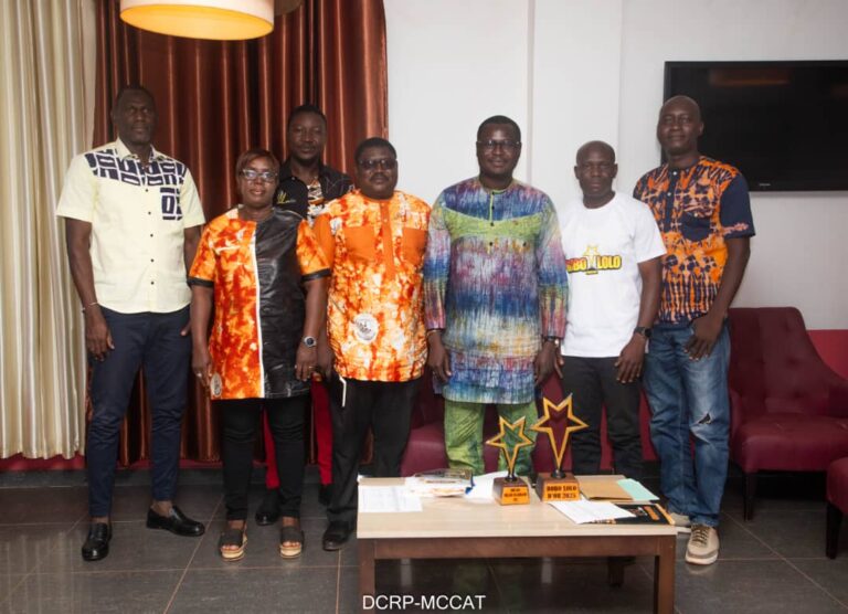 Audience avec le Ministre de la Communication, de la Culture, des Arts et du Tourisme

Bobo-Dioulasso, le 6 août 2025

L’Association Wôka-Kuma a eu l’honneur d’être reçue en audience par le Ministre de la Communication, de la Culture, des Arts et du Tourisme, Porte-parole du Gouvernement.
Aux côtés du Ministre, Mme Marguerite Douanio/Sou, chargée de mission, a également pris part à cette rencontre, marquant ainsi l’attention toute particulière accordée à notre organisation.

Ce fut un moment de reconnaissance mutuelle, durant lequel le Ministre a salué le dynamisme, l’engagement citoyen et la portée sociale des actions de Wôka-Kuma.

Depuis plus de 20 ans, Wôka-Kuma agit aux côtés des populations vulnérables, avec l’appui de ses partenaires allemands et locaux, dans les domaines suivants :
• Éducation : parrainage de plus de 100 enfants, création de bibliothèques, alphabétisation de femmes;
• Santé : réhabilitation de CSPS, dons d’équipements médicaux;
• Environnement : dotation d’écoles en poubelles;
• Culture : Organisation du FESTICO (Festival de Danse et de Musique Traditionnelle de Colsama)
• ⁠Préparation de la 10e édition du Wôka-Kuma Festival à Berlin, prévue le 13 septembre 2025, avec la participation attendue du Ministre comme invité d’honneur. 

Nous avons également mis en lumière :
	•	Notre centre de formation et de réinsertion dédié aux veuves et déplacés internes;
	•	Le partenariat avec Vision Art, permettant au lauréat du concours Bobo-Lolo d’effectuer une tournée scénique en Europe. 
Lors de cette audience, nous avons :
	•	Présenté nos doléances pour faciliter la participation des artistes au festival;
	•	Exprimé notre gratitude pour l’écoute et le soutien du Ministère;
	•	Formulé des vœux de paix et de stabilité pour notre cher pays. 

La rencontre s’est conclue par une photo de famille, symbole d’un partenariat prometteur entre les acteurs de la culture et les autorités.

Vive la solidarité locale et internationale.
Que Dieu bénisse le Faso.