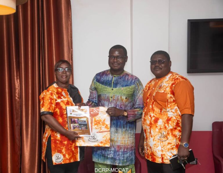 Audience avec le Ministre de la Communication, de la Culture, des Arts et du Tourisme

Bobo-Dioulasso, le 6 août 2025

L’Association Wôka-Kuma a eu l’honneur d’être reçue en audience par le Ministre de la Communication, de la Culture, des Arts et du Tourisme, Porte-parole du Gouvernement.
Aux côtés du Ministre, Mme Marguerite Douanio/Sou, chargée de mission, a également pris part à cette rencontre, marquant ainsi l’attention toute particulière accordée à notre organisation.

Ce fut un moment de reconnaissance mutuelle, durant lequel le Ministre a salué le dynamisme, l’engagement citoyen et la portée sociale des actions de Wôka-Kuma.

Depuis plus de 20 ans, Wôka-Kuma agit aux côtés des populations vulnérables, avec l’appui de ses partenaires allemands et locaux, dans les domaines suivants :
• Éducation : parrainage de plus de 100 enfants, création de bibliothèques, alphabétisation de femmes;
• Santé : réhabilitation de CSPS, dons d’équipements médicaux;
• Environnement : dotation d’écoles en poubelles;
• Culture : Organisation du FESTICO (Festival de Danse et de Musique Traditionnelle de Colsama)
• ⁠Préparation de la 10e édition du Wôka-Kuma Festival à Berlin, prévue le 13 septembre 2025, avec la participation attendue du Ministre comme invité d’honneur. 

Nous avons également mis en lumière :
	•	Notre centre de formation et de réinsertion dédié aux veuves et déplacés internes;
	•	Le partenariat avec Vision Art, permettant au lauréat du concours Bobo-Lolo d’effectuer une tournée scénique en Europe. 
Lors de cette audience, nous avons :
	•	Présenté nos doléances pour faciliter la participation des artistes au festival;
	•	Exprimé notre gratitude pour l’écoute et le soutien du Ministère;
	•	Formulé des vœux de paix et de stabilité pour notre cher pays. 

La rencontre s’est conclue par une photo de famille, symbole d’un partenariat prometteur entre les acteurs de la culture et les autorités.

Vive la solidarité locale et internationale.
Que Dieu bénisse le Faso.