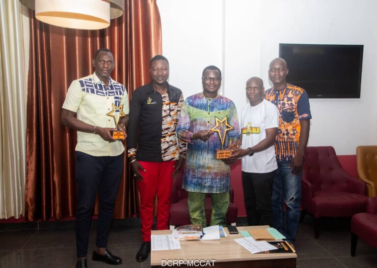 Audience avec le Ministre de la Communication, de la Culture, des Arts et du Tourisme

Bobo-Dioulasso, le 6 août 2025

L’Association Wôka-Kuma a eu l’honneur d’être reçue en audience par le Ministre de la Communication, de la Culture, des Arts et du Tourisme, Porte-parole du Gouvernement.
Aux côtés du Ministre, Mme Marguerite Douanio/Sou, chargée de mission, a également pris part à cette rencontre, marquant ainsi l’attention toute particulière accordée à notre organisation.

Ce fut un moment de reconnaissance mutuelle, durant lequel le Ministre a salué le dynamisme, l’engagement citoyen et la portée sociale des actions de Wôka-Kuma.

Depuis plus de 20 ans, Wôka-Kuma agit aux côtés des populations vulnérables, avec l’appui de ses partenaires allemands et locaux, dans les domaines suivants :
• Éducation : parrainage de plus de 100 enfants, création de bibliothèques, alphabétisation de femmes;
• Santé : réhabilitation de CSPS, dons d’équipements médicaux;
• Environnement : dotation d’écoles en poubelles;
• Culture : Organisation du FESTICO (Festival de Danse et de Musique Traditionnelle de Colsama)
• ⁠Préparation de la 10e édition du Wôka-Kuma Festival à Berlin, prévue le 13 septembre 2025, avec la participation attendue du Ministre comme invité d’honneur. 

Nous avons également mis en lumière :
	•	Notre centre de formation et de réinsertion dédié aux veuves et déplacés internes;
	•	Le partenariat avec Vision Art, permettant au lauréat du concours Bobo-Lolo d’effectuer une tournée scénique en Europe. 
Lors de cette audience, nous avons :
	•	Présenté nos doléances pour faciliter la participation des artistes au festival;
	•	Exprimé notre gratitude pour l’écoute et le soutien du Ministère;
	•	Formulé des vœux de paix et de stabilité pour notre cher pays. 

La rencontre s’est conclue par une photo de famille, symbole d’un partenariat prometteur entre les acteurs de la culture et les autorités.

Vive la solidarité locale et internationale.
Que Dieu bénisse le Faso.