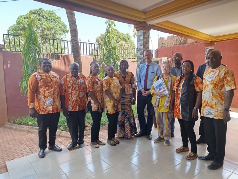 Berlin : le Festival Wôka Kuma lance sa 10ᵉ édition sous le thème « Promouvoir les industries culturelles du Burkina Faso au-delà des frontières »  La capitale allemande a vibré au rythme du Burkina Faso lors du lancement de la 10ᵉ édition du Festival Wôka Kuma, placé cette année sous le thème : « Promouvoir les industries culturelles du Burkina Faso au-delà des frontières ».  La cérémonie d’ouverture a été marquée par deux panels. Le premier, animé par Alioune Dagba Traoré, vice-président de l’association Wôka Kuma Burkina, est revenu sur les acquis et l’évolution du festival au fil des ans. Le second, présenté par Monsieur Sitélé Romaric Sanou, Directeur de la coopération et des échanges culturels de la Semaine Nationale de la Culture (SNC), a mis en lumière l’identité culturelle burkinabè face aux défis sécuritaires.  La présence de Son Excellence Monsieur Justin T. Ouoro, ambassadeur du Burkina Faso en Allemagne, a donné un éclat particulier à l’événement. Dans son intervention, il a salué l’engagement de l’association Wôka Kuma à faire rayonner la culture burkinabè au-delà des frontières, contribuant ainsi à renforcer les liens entre le Burkina Faso et sa diaspora.  Le président de l’association, M. Aziz Sinka, a souhaité la bienvenue aux invités et présenté les membres de Wôka Kuma Berlin ainsi que ceux basés au Burkina Faso. La soirée a ensuite laissé place aux prestations musicales de groupes tels que Faso Music, Xalaas Family et Afrikan’da, offrant au public une immersion dans la richesse et la diversité de la scène artistique burkinabè.  Moment fort de la cérémonie : la remise d’attestation de reconnaissance par l’ambassadeur du Burkina en Allemagne à l’Association Wôka Kuma pour ses efforts en faveur de la promotion culturelle. Des reconnaissances ont également été décernées par l’association à la SNC, au promoteur du centre culturel Bobo Lolo, ainsi qu’à M. Alioune Traoré, vice-président de Wôka Kuma Burkina.  En parallèle, les participants ont pu savourer de délicieux mets traditionnels burkinabè et découvrir un marché d’arts Made in Burkina, véritable vitrine de la créativité et du savoir-faire artisanal du pays.  Cette première journée a posé les bases d’une édition prometteuse, confirmant le Festival Wôka Kuma comme un véritable pont pour l’exportation des industries culturelles du Burkina Faso et un espace privilégié de dialogue entre traditions et modernité.