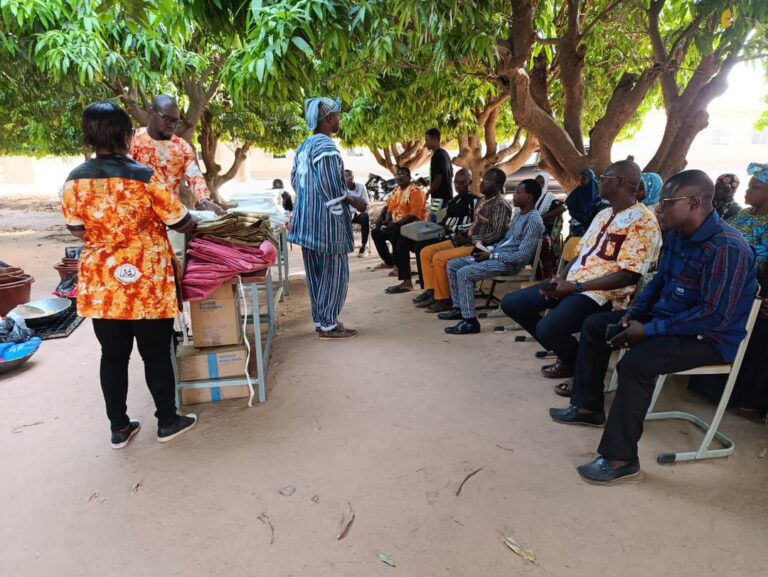 Dans le cadre de son programme d’autonomisation socio-économique des femmes, l’Association Woka Kuma a procédé ce mardi 18 novembre à la remise de kits d’installation en saponification et teinture (Koko Dunda) aux apprenantes du Centre d’alphabétisation et de formation de Kiri.   Ces kits permettront aux bénéficiaires de mettre en pratique les compétences acquises au cours de leur formation, d’entreprendre des activités génératrices de revenus et de renforcer leur autonomie.  Présences officielles La cérémonie a été honorée par la présence : 	•	du Chef de Circonscription de l’Éducation de Base (CCEB) de Bobo 2 ; 	•	du représentant du Président de la Délégation Spéciale (PDS) de la commune de Bobo-Dioulasso ; 	•	du représentant du PDS de l’arrondissement n°2 ; 	•	de Sa Majesté le chef de Kiri accompagné des notables ; 	•	des membres de l’Association Woka Kuma ; 	•	ainsi que des apprenantes bénéficiaires du centre.  Un engagement pour l’autonomisation des femmes À travers cette action, l’Association Woka Kuma réaffirme son engagement à : 	•	promouvoir l’éducation fonctionnelle des femmes ; 	•	valoriser les métiers locaux comme la transformation du savon et la teinture Koko Dunda ; 	•	soutenir l’entrepreneuriat féminin dans les communautés rurales.  Cette remise marque une étape importante vers l’installation professionnelle des apprenantes, au bénéfice du développement local de Kiri et de la commune de Bobo-Dioulasso.