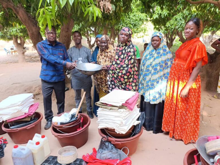 Dans le cadre de son programme d’autonomisation socio-économique des femmes, l’Association Woka Kuma a procédé ce mardi 18 novembre à la remise de kits d’installation en saponification et teinture (Koko Dunda) aux apprenantes du Centre d’alphabétisation et de formation de Kiri.   Ces kits permettront aux bénéficiaires de mettre en pratique les compétences acquises au cours de leur formation, d’entreprendre des activités génératrices de revenus et de renforcer leur autonomie.  Présences officielles La cérémonie a été honorée par la présence : 	•	du Chef de Circonscription de l’Éducation de Base (CCEB) de Bobo 2 ; 	•	du représentant du Président de la Délégation Spéciale (PDS) de la commune de Bobo-Dioulasso ; 	•	du représentant du PDS de l’arrondissement n°2 ; 	•	de Sa Majesté le chef de Kiri accompagné des notables ; 	•	des membres de l’Association Woka Kuma ; 	•	ainsi que des apprenantes bénéficiaires du centre.  Un engagement pour l’autonomisation des femmes À travers cette action, l’Association Woka Kuma réaffirme son engagement à : 	•	promouvoir l’éducation fonctionnelle des femmes ; 	•	valoriser les métiers locaux comme la transformation du savon et la teinture Koko Dunda ; 	•	soutenir l’entrepreneuriat féminin dans les communautés rurales.  Cette remise marque une étape importante vers l’installation professionnelle des apprenantes, au bénéfice du développement local de Kiri et de la commune de Bobo-Dioulasso.