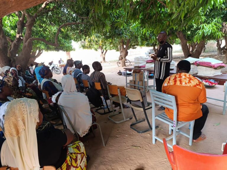 Dans le cadre de son programme d’autonomisation socio-économique des femmes, l’Association Woka Kuma a procédé ce mardi 18 novembre à la remise de kits d’installation en saponification et teinture (Koko Dunda) aux apprenantes du Centre d’alphabétisation et de formation de Kiri.   Ces kits permettront aux bénéficiaires de mettre en pratique les compétences acquises au cours de leur formation, d’entreprendre des activités génératrices de revenus et de renforcer leur autonomie.  Présences officielles La cérémonie a été honorée par la présence : 	•	du Chef de Circonscription de l’Éducation de Base (CCEB) de Bobo 2 ; 	•	du représentant du Président de la Délégation Spéciale (PDS) de la commune de Bobo-Dioulasso ; 	•	du représentant du PDS de l’arrondissement n°2 ; 	•	de Sa Majesté le chef de Kiri accompagné des notables ; 	•	des membres de l’Association Woka Kuma ; 	•	ainsi que des apprenantes bénéficiaires du centre.  Un engagement pour l’autonomisation des femmes À travers cette action, l’Association Woka Kuma réaffirme son engagement à : 	•	promouvoir l’éducation fonctionnelle des femmes ; 	•	valoriser les métiers locaux comme la transformation du savon et la teinture Koko Dunda ; 	•	soutenir l’entrepreneuriat féminin dans les communautés rurales.  Cette remise marque une étape importante vers l’installation professionnelle des apprenantes, au bénéfice du développement local de Kiri et de la commune de Bobo-Dioulasso.