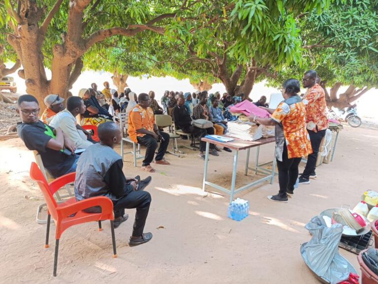 Dans le cadre de son programme d’autonomisation socio-économique des femmes, l’Association Woka Kuma a procédé ce mardi 18 novembre à la remise de kits d’installation en saponification et teinture (Koko Dunda) aux apprenantes du Centre d’alphabétisation et de formation de Kiri.   Ces kits permettront aux bénéficiaires de mettre en pratique les compétences acquises au cours de leur formation, d’entreprendre des activités génératrices de revenus et de renforcer leur autonomie.  Présences officielles La cérémonie a été honorée par la présence : 	•	du Chef de Circonscription de l’Éducation de Base (CCEB) de Bobo 2 ; 	•	du représentant du Président de la Délégation Spéciale (PDS) de la commune de Bobo-Dioulasso ; 	•	du représentant du PDS de l’arrondissement n°2 ; 	•	de Sa Majesté le chef de Kiri accompagné des notables ; 	•	des membres de l’Association Woka Kuma ; 	•	ainsi que des apprenantes bénéficiaires du centre.  Un engagement pour l’autonomisation des femmes À travers cette action, l’Association Woka Kuma réaffirme son engagement à : 	•	promouvoir l’éducation fonctionnelle des femmes ; 	•	valoriser les métiers locaux comme la transformation du savon et la teinture Koko Dunda ; 	•	soutenir l’entrepreneuriat féminin dans les communautés rurales.  Cette remise marque une étape importante vers l’installation professionnelle des apprenantes, au bénéfice du développement local de Kiri et de la commune de Bobo-Dioulasso.