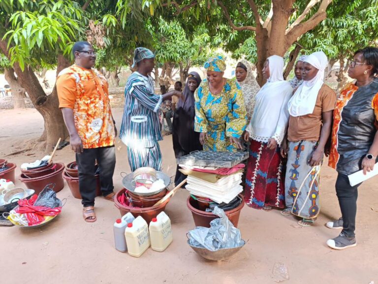 Dans le cadre de son programme d’autonomisation socio-économique des femmes, l’Association Woka Kuma a procédé ce mardi 18 novembre à la remise de kits d’installation en saponification et teinture (Koko Dunda) aux apprenantes du Centre d’alphabétisation et de formation de Kiri.   Ces kits permettront aux bénéficiaires de mettre en pratique les compétences acquises au cours de leur formation, d’entreprendre des activités génératrices de revenus et de renforcer leur autonomie.  Présences officielles La cérémonie a été honorée par la présence : 	•	du Chef de Circonscription de l’Éducation de Base (CCEB) de Bobo 2 ; 	•	du représentant du Président de la Délégation Spéciale (PDS) de la commune de Bobo-Dioulasso ; 	•	du représentant du PDS de l’arrondissement n°2 ; 	•	de Sa Majesté le chef de Kiri accompagné des notables ; 	•	des membres de l’Association Woka Kuma ; 	•	ainsi que des apprenantes bénéficiaires du centre.  Un engagement pour l’autonomisation des femmes À travers cette action, l’Association Woka Kuma réaffirme son engagement à : 	•	promouvoir l’éducation fonctionnelle des femmes ; 	•	valoriser les métiers locaux comme la transformation du savon et la teinture Koko Dunda ; 	•	soutenir l’entrepreneuriat féminin dans les communautés rurales.  Cette remise marque une étape importante vers l’installation professionnelle des apprenantes, au bénéfice du développement local de Kiri et de la commune de Bobo-Dioulasso.