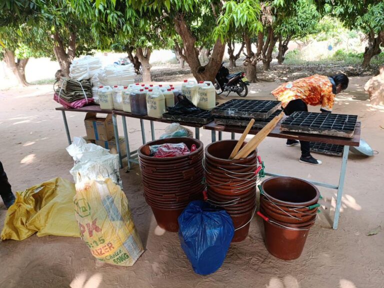 Dans le cadre de son programme d’autonomisation socio-économique des femmes, l’Association Woka Kuma a procédé ce mardi 18 novembre à la remise de kits d’installation en saponification et teinture (Koko Dunda) aux apprenantes du Centre d’alphabétisation et de formation de Kiri.   Ces kits permettront aux bénéficiaires de mettre en pratique les compétences acquises au cours de leur formation, d’entreprendre des activités génératrices de revenus et de renforcer leur autonomie.  Présences officielles La cérémonie a été honorée par la présence : 	•	du Chef de Circonscription de l’Éducation de Base (CCEB) de Bobo 2 ; 	•	du représentant du Président de la Délégation Spéciale (PDS) de la commune de Bobo-Dioulasso ; 	•	du représentant du PDS de l’arrondissement n°2 ; 	•	de Sa Majesté le chef de Kiri accompagné des notables ; 	•	des membres de l’Association Woka Kuma ; 	•	ainsi que des apprenantes bénéficiaires du centre.  Un engagement pour l’autonomisation des femmes À travers cette action, l’Association Woka Kuma réaffirme son engagement à : 	•	promouvoir l’éducation fonctionnelle des femmes ; 	•	valoriser les métiers locaux comme la transformation du savon et la teinture Koko Dunda ; 	•	soutenir l’entrepreneuriat féminin dans les communautés rurales.  Cette remise marque une étape importante vers l’installation professionnelle des apprenantes, au bénéfice du développement local de Kiri et de la commune de Bobo-Dioulasso.