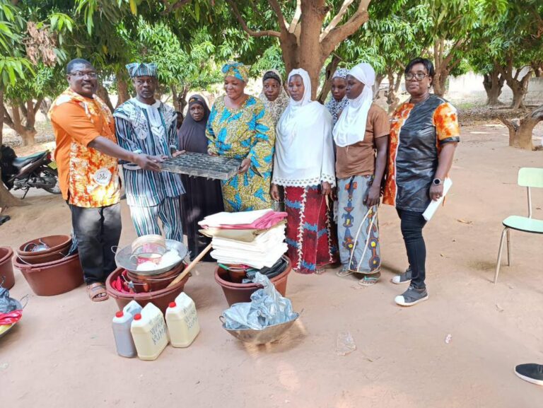 Dans le cadre de son programme d’autonomisation socio-économique des femmes, l’Association Woka Kuma a procédé ce mardi 18 novembre à la remise de kits d’installation en saponification et teinture (Koko Dunda) aux apprenantes du Centre d’alphabétisation et de formation de Kiri.   Ces kits permettront aux bénéficiaires de mettre en pratique les compétences acquises au cours de leur formation, d’entreprendre des activités génératrices de revenus et de renforcer leur autonomie.  Présences officielles La cérémonie a été honorée par la présence : 	•	du Chef de Circonscription de l’Éducation de Base (CCEB) de Bobo 2 ; 	•	du représentant du Président de la Délégation Spéciale (PDS) de la commune de Bobo-Dioulasso ; 	•	du représentant du PDS de l’arrondissement n°2 ; 	•	de Sa Majesté le chef de Kiri accompagné des notables ; 	•	des membres de l’Association Woka Kuma ; 	•	ainsi que des apprenantes bénéficiaires du centre.  Un engagement pour l’autonomisation des femmes À travers cette action, l’Association Woka Kuma réaffirme son engagement à : 	•	promouvoir l’éducation fonctionnelle des femmes ; 	•	valoriser les métiers locaux comme la transformation du savon et la teinture Koko Dunda ; 	•	soutenir l’entrepreneuriat féminin dans les communautés rurales.  Cette remise marque une étape importante vers l’installation professionnelle des apprenantes, au bénéfice du développement local de Kiri et de la commune de Bobo-Dioulasso.
