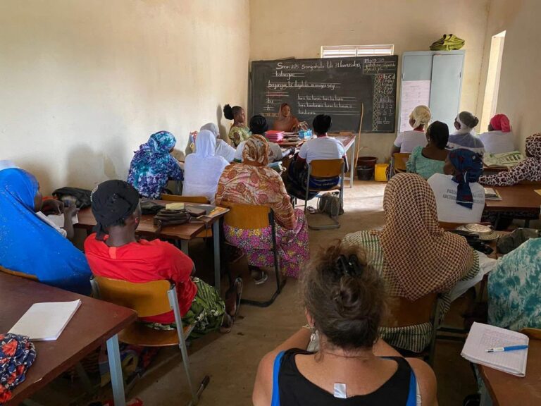 L’année 2025 s’achève, laissant derrière elle des moments forts, des actions porteuses de sens et des liens humains renforcés. À l’aube de cette nouvelle année, le Président de l’association Woka-Kuma adresse ses vœux les plus sincères à l’ensemble des membres, partenaires, amis et sympathisants.  Une année marquée par l’engagement et la solidarité Grâce à l’implication de tous, l’association Woka-Kuma a poursuivi sa mission de promotion de la culture, du dialogue et de la solidarité. Les événements culturels organisés et les initiatives sociales menées tout au long de l’année ont témoigné de notre volonté commune de contribuer à la paix, à la cohésion sociale et à l’épanouissement collectif.  Hommage aux membres et bénévoles Les membres et bénévoles constituent le pilier fondamental de Woka-Kuma. Leur engagement, leur disponibilité et leur passion ont permis à l’association de poursuivre ses actions et d’atteindre des résultats significatifs. Qu’ils en soient chaleureusement remerciés.  Reconnaissance à nos partenaires et soutiens institutionnels L’association exprime sa profonde gratitude au ministère en charge de la Culture, au Gouvernorat de la région du Guiriko, à la Commune de Bobo-Dioulasso, aux directions régionales, provinciales et communales en charge de l’éducation et de la culture, ainsi qu’à l’ensemble de ses partenaires et sympathisants. Leur accompagnement administratif, logistique, financier et moral constitue un appui essentiel à la réalisation de nos projets et au renforcement de notre impact auprès des communautés.  Perspectives pour 2026 En cette nouvelle année, l’association Woka-Kuma renouvelle son engagement à œuvrer pour des actions toujours plus inclusives et porteuses d’espoir. Que l’année 2026 soit pour tous une année de santé, de réussite et de prospérité partagée.  Bonne et heureuse année 2026 à toutes et à tous !  Le Président de l’Association Woka-Kuma