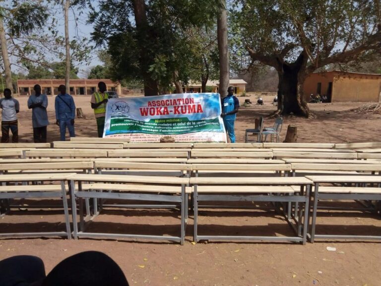 L’année 2025 s’achève, laissant derrière elle des moments forts, des actions porteuses de sens et des liens humains renforcés. À l’aube de cette nouvelle année, le Président de l’association Woka-Kuma adresse ses vœux les plus sincères à l’ensemble des membres, partenaires, amis et sympathisants.  Une année marquée par l’engagement et la solidarité Grâce à l’implication de tous, l’association Woka-Kuma a poursuivi sa mission de promotion de la culture, du dialogue et de la solidarité. Les événements culturels organisés et les initiatives sociales menées tout au long de l’année ont témoigné de notre volonté commune de contribuer à la paix, à la cohésion sociale et à l’épanouissement collectif.  Hommage aux membres et bénévoles Les membres et bénévoles constituent le pilier fondamental de Woka-Kuma. Leur engagement, leur disponibilité et leur passion ont permis à l’association de poursuivre ses actions et d’atteindre des résultats significatifs. Qu’ils en soient chaleureusement remerciés.  Reconnaissance à nos partenaires et soutiens institutionnels L’association exprime sa profonde gratitude au ministère en charge de la Culture, au Gouvernorat de la région du Guiriko, à la Commune de Bobo-Dioulasso, aux directions régionales, provinciales et communales en charge de l’éducation et de la culture, ainsi qu’à l’ensemble de ses partenaires et sympathisants. Leur accompagnement administratif, logistique, financier et moral constitue un appui essentiel à la réalisation de nos projets et au renforcement de notre impact auprès des communautés.  Perspectives pour 2026 En cette nouvelle année, l’association Woka-Kuma renouvelle son engagement à œuvrer pour des actions toujours plus inclusives et porteuses d’espoir. Que l’année 2026 soit pour tous une année de santé, de réussite et de prospérité partagée.  Bonne et heureuse année 2026 à toutes et à tous !  Le Président de l’Association Woka-Kuma