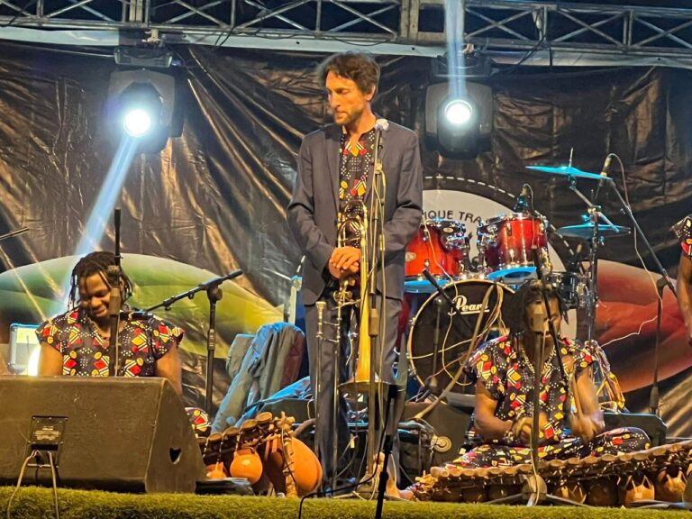 L’année 2025 s’achève, laissant derrière elle des moments forts, des actions porteuses de sens et des liens humains renforcés. À l’aube de cette nouvelle année, le Président de l’association Woka-Kuma adresse ses vœux les plus sincères à l’ensemble des membres, partenaires, amis et sympathisants.  Une année marquée par l’engagement et la solidarité Grâce à l’implication de tous, l’association Woka-Kuma a poursuivi sa mission de promotion de la culture, du dialogue et de la solidarité. Les événements culturels organisés et les initiatives sociales menées tout au long de l’année ont témoigné de notre volonté commune de contribuer à la paix, à la cohésion sociale et à l’épanouissement collectif.  Hommage aux membres et bénévoles Les membres et bénévoles constituent le pilier fondamental de Woka-Kuma. Leur engagement, leur disponibilité et leur passion ont permis à l’association de poursuivre ses actions et d’atteindre des résultats significatifs. Qu’ils en soient chaleureusement remerciés.  Reconnaissance à nos partenaires et soutiens institutionnels L’association exprime sa profonde gratitude au ministère en charge de la Culture, au Gouvernorat de la région du Guiriko, à la Commune de Bobo-Dioulasso, aux directions régionales, provinciales et communales en charge de l’éducation et de la culture, ainsi qu’à l’ensemble de ses partenaires et sympathisants. Leur accompagnement administratif, logistique, financier et moral constitue un appui essentiel à la réalisation de nos projets et au renforcement de notre impact auprès des communautés.  Perspectives pour 2026 En cette nouvelle année, l’association Woka-Kuma renouvelle son engagement à œuvrer pour des actions toujours plus inclusives et porteuses d’espoir. Que l’année 2026 soit pour tous une année de santé, de réussite et de prospérité partagée.  Bonne et heureuse année 2026 à toutes et à tous !  Le Président de l’Association Woka-Kuma