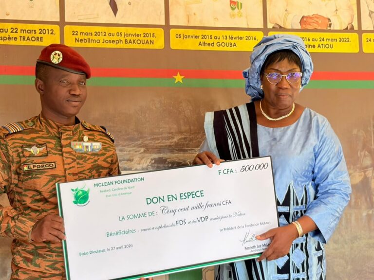 Cérémonie de solidarité : Woka Kuma réaffirme son engagement aux côtés des familles des héros de la Nation

Le 27 avril 2026, l’Association Woka Kuma a organisé une cérémonie de solidarité au Gouvernorat de Bobo-Dioulasso, en partenariat avec la Fondation McLean (États-Unis) et Deutschland Woka Kuma e.V.

Cette initiative a permis de remettre du matériel de travail à l’Agence Faso Mêbo afin de soutenir ses missions d’assainissement, d’embellissement et de développement urbain. La cérémonie a également été marquée par l’octroi d’une enveloppe de solidarité aux veuves et orphelins des Forces de Défense et de Sécurité (FDS) ainsi que des Volontaires pour la Défense de la Patrie (VDP) tombés pour la Nation.

À cette occasion, l’Association Woka Kuma exprime sa profonde reconnaissance aux autorités administratives, militaires et coutumières pour leur accompagnement constant. Elle adresse également ses sincères remerciements à la Fondation McLean et à Deutschland Woka Kuma e.V. pour leur engagement exemplaire en faveur des actions de solidarité et de développement.

L’Association salue également la forte mobilisation de ses membres, sympathisants et partenaires, dont le soutien a contribué au succès de cette cérémonie. Une mention particulière est adressée à l’Agence Faso Mêbo pour son dévouement au service des populations et son rôle dans l’amélioration du cadre de vie urbain.

À travers cette action, Woka Kuma réaffirme son attachement aux valeurs de solidarité, de dignité et de patriotisme. L’Association demeure résolument engagée dans la mise en œuvre d’initiatives en faveur des familles vulnérables, du renforcement de la cohésion sociale et du développement durable du Burkina Faso.

Ensemble, nous avançons. Ensemble, nous bâtissons.