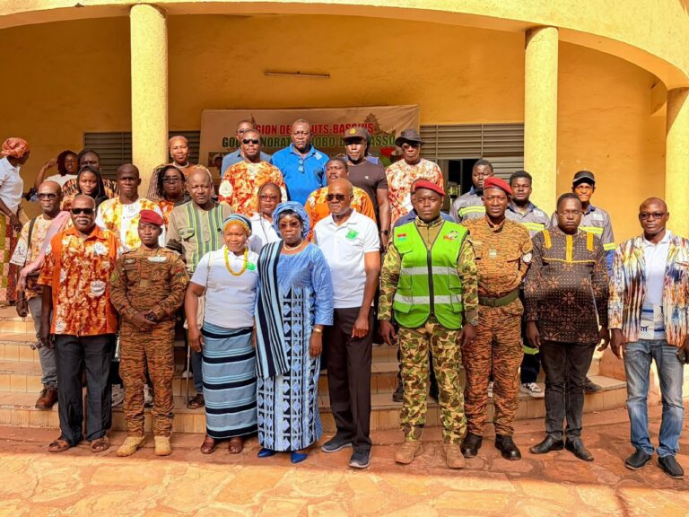 Cérémonie de solidarité : Woka Kuma réaffirme son engagement aux côtés des familles des héros de la Nation

Le 27 avril 2026, l’Association Woka Kuma a organisé une cérémonie de solidarité au Gouvernorat de Bobo-Dioulasso, en partenariat avec la Fondation McLean (États-Unis) et Deutschland Woka Kuma e.V.

Cette initiative a permis de remettre du matériel de travail à l’Agence Faso Mêbo afin de soutenir ses missions d’assainissement, d’embellissement et de développement urbain. La cérémonie a également été marquée par l’octroi d’une enveloppe de solidarité aux veuves et orphelins des Forces de Défense et de Sécurité (FDS) ainsi que des Volontaires pour la Défense de la Patrie (VDP) tombés pour la Nation.

À cette occasion, l’Association Woka Kuma exprime sa profonde reconnaissance aux autorités administratives, militaires et coutumières pour leur accompagnement constant. Elle adresse également ses sincères remerciements à la Fondation McLean et à Deutschland Woka Kuma e.V. pour leur engagement exemplaire en faveur des actions de solidarité et de développement.

L’Association salue également la forte mobilisation de ses membres, sympathisants et partenaires, dont le soutien a contribué au succès de cette cérémonie. Une mention particulière est adressée à l’Agence Faso Mêbo pour son dévouement au service des populations et son rôle dans l’amélioration du cadre de vie urbain.

À travers cette action, Woka Kuma réaffirme son attachement aux valeurs de solidarité, de dignité et de patriotisme. L’Association demeure résolument engagée dans la mise en œuvre d’initiatives en faveur des familles vulnérables, du renforcement de la cohésion sociale et du développement durable du Burkina Faso.

Ensemble, nous avançons. Ensemble, nous bâtissons.