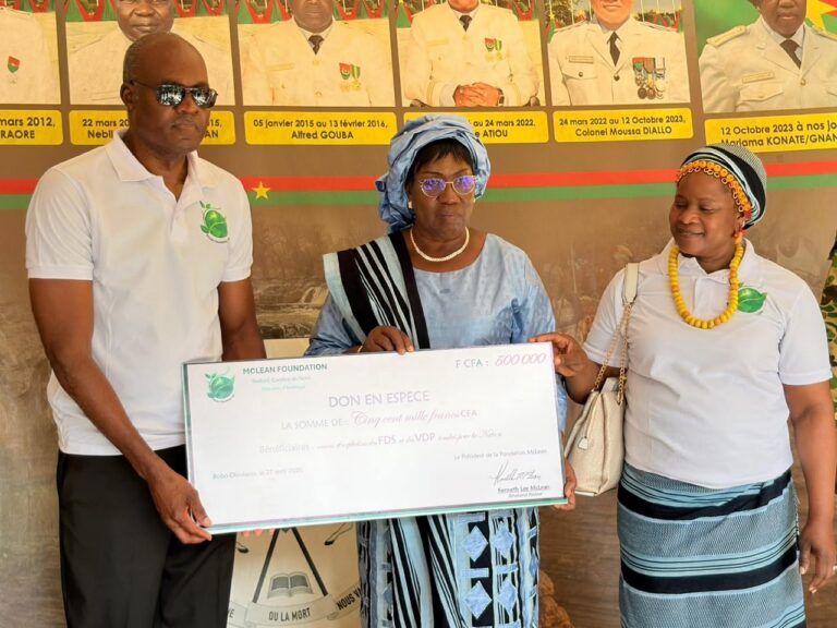 Cérémonie de solidarité : Woka Kuma réaffirme son engagement aux côtés des familles des héros de la Nation

Le 27 avril 2026, l’Association Woka Kuma a organisé une cérémonie de solidarité au Gouvernorat de Bobo-Dioulasso, en partenariat avec la Fondation McLean (États-Unis) et Deutschland Woka Kuma e.V.

Cette initiative a permis de remettre du matériel de travail à l’Agence Faso Mêbo afin de soutenir ses missions d’assainissement, d’embellissement et de développement urbain. La cérémonie a également été marquée par l’octroi d’une enveloppe de solidarité aux veuves et orphelins des Forces de Défense et de Sécurité (FDS) ainsi que des Volontaires pour la Défense de la Patrie (VDP) tombés pour la Nation.

À cette occasion, l’Association Woka Kuma exprime sa profonde reconnaissance aux autorités administratives, militaires et coutumières pour leur accompagnement constant. Elle adresse également ses sincères remerciements à la Fondation McLean et à Deutschland Woka Kuma e.V. pour leur engagement exemplaire en faveur des actions de solidarité et de développement.

L’Association salue également la forte mobilisation de ses membres, sympathisants et partenaires, dont le soutien a contribué au succès de cette cérémonie. Une mention particulière est adressée à l’Agence Faso Mêbo pour son dévouement au service des populations et son rôle dans l’amélioration du cadre de vie urbain.

À travers cette action, Woka Kuma réaffirme son attachement aux valeurs de solidarité, de dignité et de patriotisme. L’Association demeure résolument engagée dans la mise en œuvre d’initiatives en faveur des familles vulnérables, du renforcement de la cohésion sociale et du développement durable du Burkina Faso.

Ensemble, nous avançons. Ensemble, nous bâtissons.