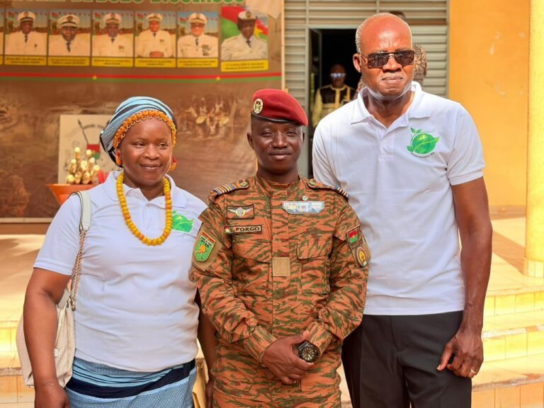 Cérémonie de solidarité : Woka Kuma réaffirme son engagement aux côtés des familles des héros de la Nation

Le 27 avril 2026, l’Association Woka Kuma a organisé une cérémonie de solidarité au Gouvernorat de Bobo-Dioulasso, en partenariat avec la Fondation McLean (États-Unis) et Deutschland Woka Kuma e.V.

Cette initiative a permis de remettre du matériel de travail à l’Agence Faso Mêbo afin de soutenir ses missions d’assainissement, d’embellissement et de développement urbain. La cérémonie a également été marquée par l’octroi d’une enveloppe de solidarité aux veuves et orphelins des Forces de Défense et de Sécurité (FDS) ainsi que des Volontaires pour la Défense de la Patrie (VDP) tombés pour la Nation.

À cette occasion, l’Association Woka Kuma exprime sa profonde reconnaissance aux autorités administratives, militaires et coutumières pour leur accompagnement constant. Elle adresse également ses sincères remerciements à la Fondation McLean et à Deutschland Woka Kuma e.V. pour leur engagement exemplaire en faveur des actions de solidarité et de développement.

L’Association salue également la forte mobilisation de ses membres, sympathisants et partenaires, dont le soutien a contribué au succès de cette cérémonie. Une mention particulière est adressée à l’Agence Faso Mêbo pour son dévouement au service des populations et son rôle dans l’amélioration du cadre de vie urbain.

À travers cette action, Woka Kuma réaffirme son attachement aux valeurs de solidarité, de dignité et de patriotisme. L’Association demeure résolument engagée dans la mise en œuvre d’initiatives en faveur des familles vulnérables, du renforcement de la cohésion sociale et du développement durable du Burkina Faso.

Ensemble, nous avançons. Ensemble, nous bâtissons.