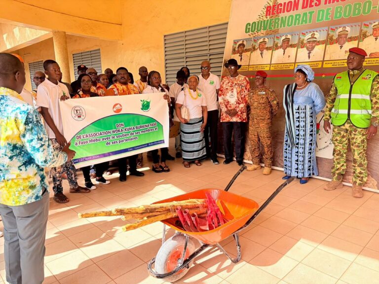 Cérémonie de solidarité : Woka Kuma réaffirme son engagement aux côtés des familles des héros de la Nation

Le 27 avril 2026, l’Association Woka Kuma a organisé une cérémonie de solidarité au Gouvernorat de Bobo-Dioulasso, en partenariat avec la Fondation McLean (États-Unis) et Deutschland Woka Kuma e.V.

Cette initiative a permis de remettre du matériel de travail à l’Agence Faso Mêbo afin de soutenir ses missions d’assainissement, d’embellissement et de développement urbain. La cérémonie a également été marquée par l’octroi d’une enveloppe de solidarité aux veuves et orphelins des Forces de Défense et de Sécurité (FDS) ainsi que des Volontaires pour la Défense de la Patrie (VDP) tombés pour la Nation.

À cette occasion, l’Association Woka Kuma exprime sa profonde reconnaissance aux autorités administratives, militaires et coutumières pour leur accompagnement constant. Elle adresse également ses sincères remerciements à la Fondation McLean et à Deutschland Woka Kuma e.V. pour leur engagement exemplaire en faveur des actions de solidarité et de développement.

L’Association salue également la forte mobilisation de ses membres, sympathisants et partenaires, dont le soutien a contribué au succès de cette cérémonie. Une mention particulière est adressée à l’Agence Faso Mêbo pour son dévouement au service des populations et son rôle dans l’amélioration du cadre de vie urbain.

À travers cette action, Woka Kuma réaffirme son attachement aux valeurs de solidarité, de dignité et de patriotisme. L’Association demeure résolument engagée dans la mise en œuvre d’initiatives en faveur des familles vulnérables, du renforcement de la cohésion sociale et du développement durable du Burkina Faso.

Ensemble, nous avançons. Ensemble, nous bâtissons.